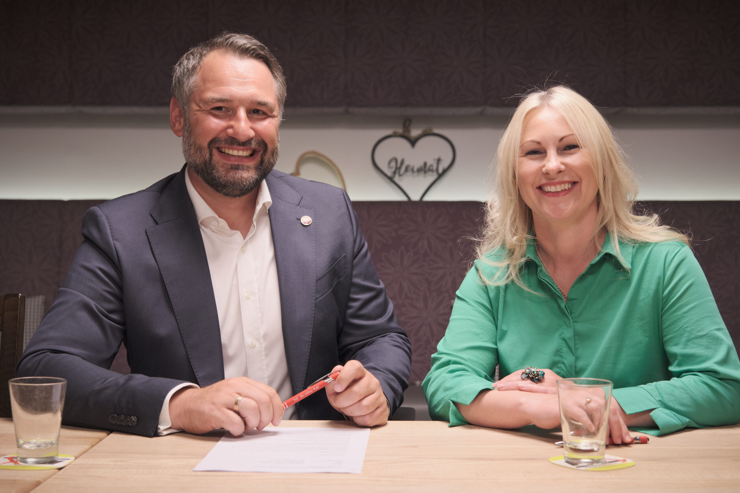 Rafael Zur gemeinsam mit Frau, Tanja Zur, am Tisch im Restaurant Neumaiers.